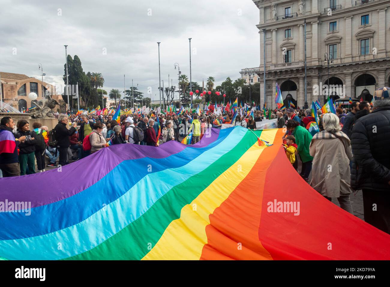Roma, Italia - 5th novembre 2022: Migliaia di persone manifestano per la pace, per i diritti umani, contro l'invasione della Russia in Ucraina. Foto Stock