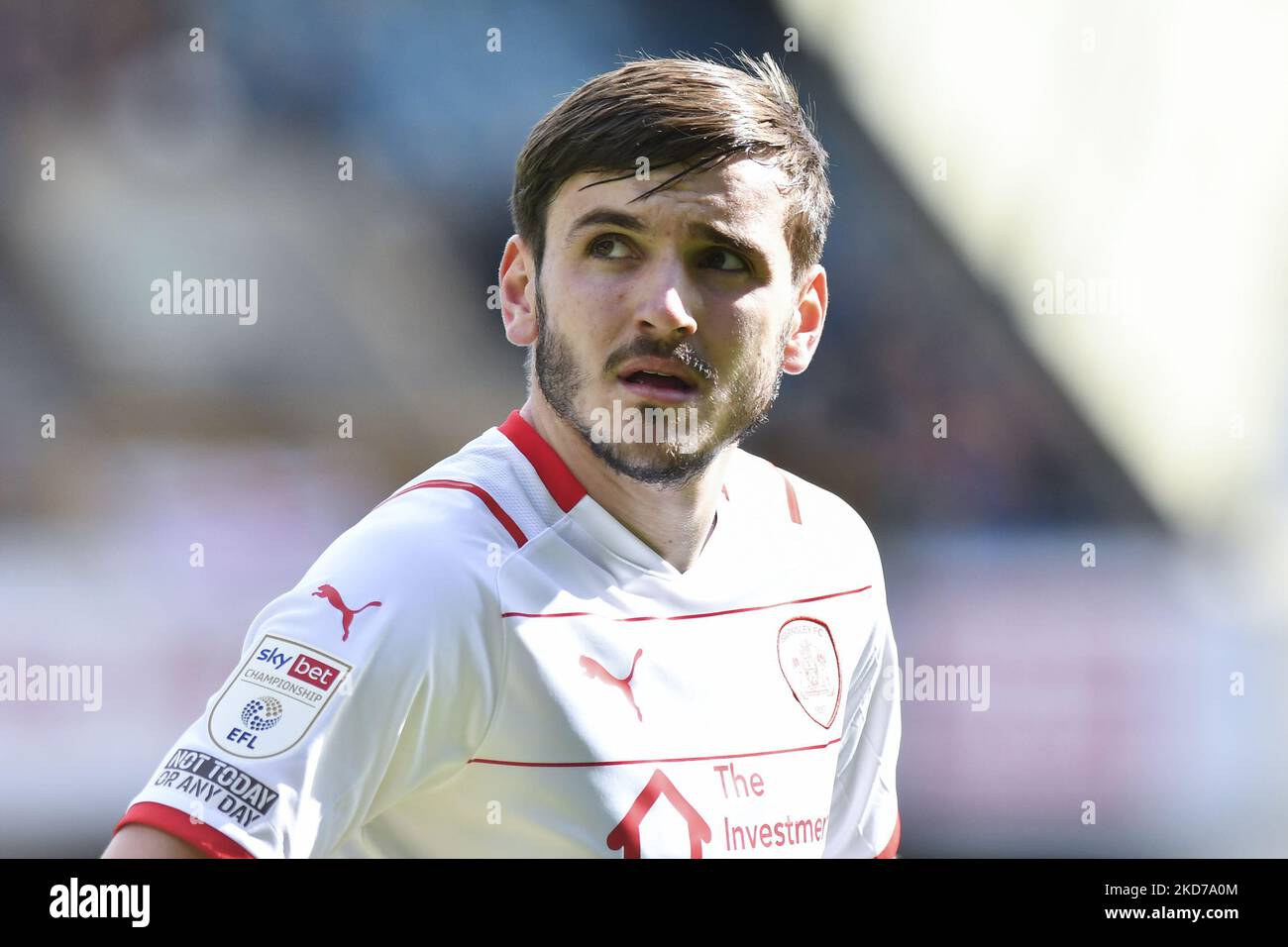 Liam Kitching of Barnsley guarda su durante la partita Sky Bet Championship tra Millwall e Barnsley al Den, Londra, Sabato 9th Aprile 2022. (Foto di Ivan Yordanov/MI News/NurPhoto) Foto Stock