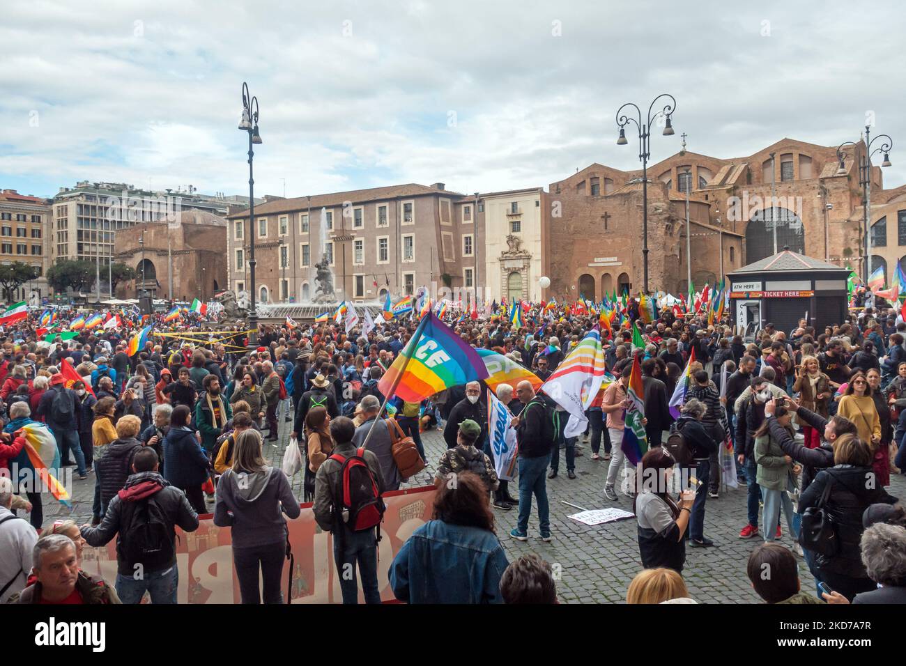 Roma, Italia - 5th novembre 2022: Migliaia di persone manifestano per la pace, per i diritti umani, contro l'invasione della Russia in Ucraina. Foto Stock