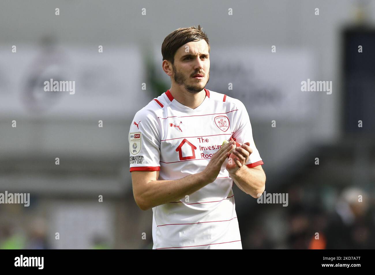 Liam Kitching of Barnsley applaude i fan dopo la partita del Campionato Sky Bet tra Millwall e Barnsley al Den, Londra, sabato 9th aprile 2022. (Foto di Ivan Yordanov/MI News/NurPhoto) Foto Stock