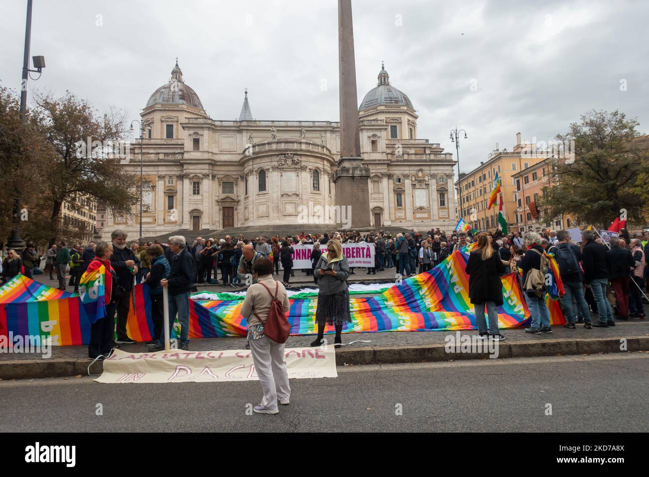 Roma, Italia - 5th novembre 2022: Migliaia di persone manifestano per la pace, per i diritti umani, contro l'invasione della Russia in Ucraina. Foto Stock