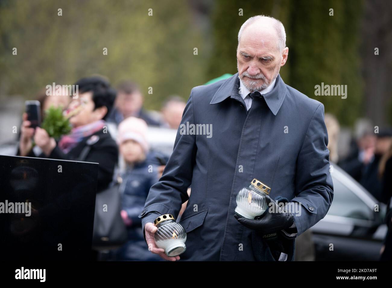 Antoni Macierewicz durante le cerimonie che commemorano il 12th° anniversario dello schianto aereo presidenziale nei pressi di Smolensk, al cimitero militare Powazki di Varsavia, Polonia, il 10 aprile 2022. (Foto di Mateusz Wlodarczyk/NurPhoto) Foto Stock