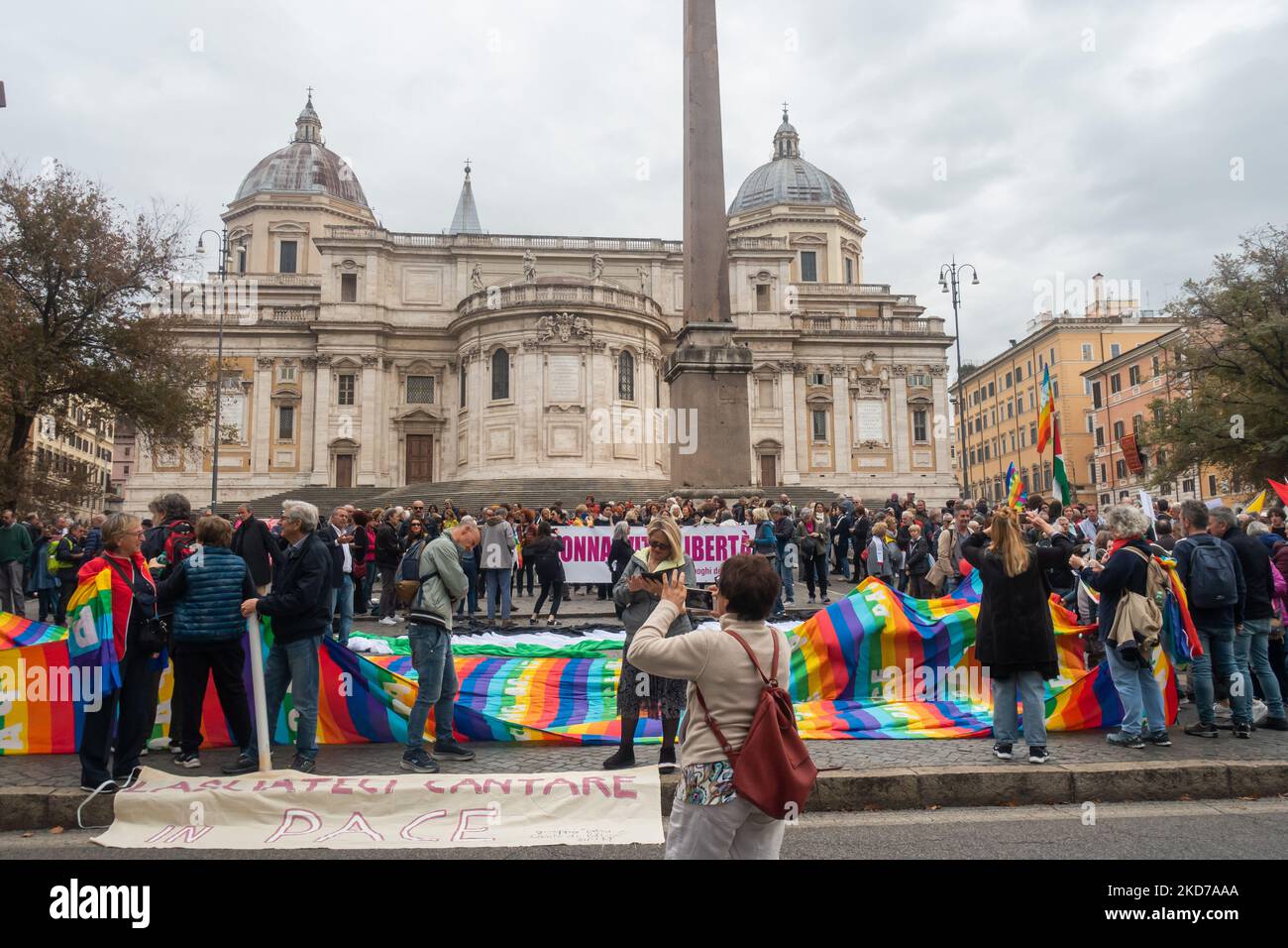 Roma, Italia - 5th novembre 2022: Migliaia di persone manifestano per la pace, per i diritti umani, contro l'invasione della Russia in Ucraina. Foto Stock