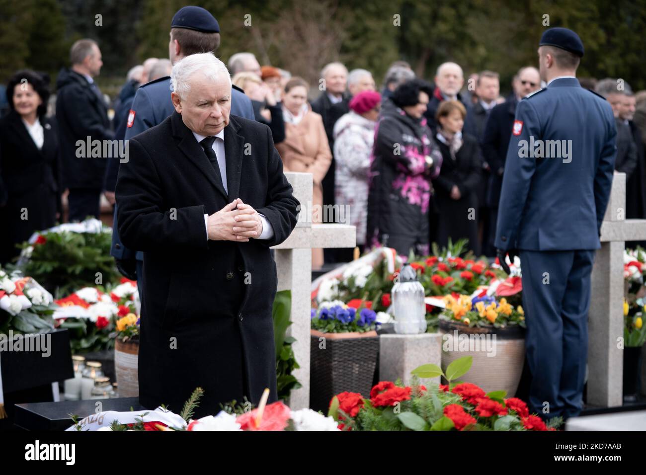 Jaroslaw Kaczynski durante le cerimonie che commemorano il 12th° anniversario dello schianto aereo presidenziale nei pressi di Smolensk, al cimitero militare Powazki di Varsavia, Polonia, il 10 aprile 2022. (Foto di Mateusz Wlodarczyk/NurPhoto) Foto Stock