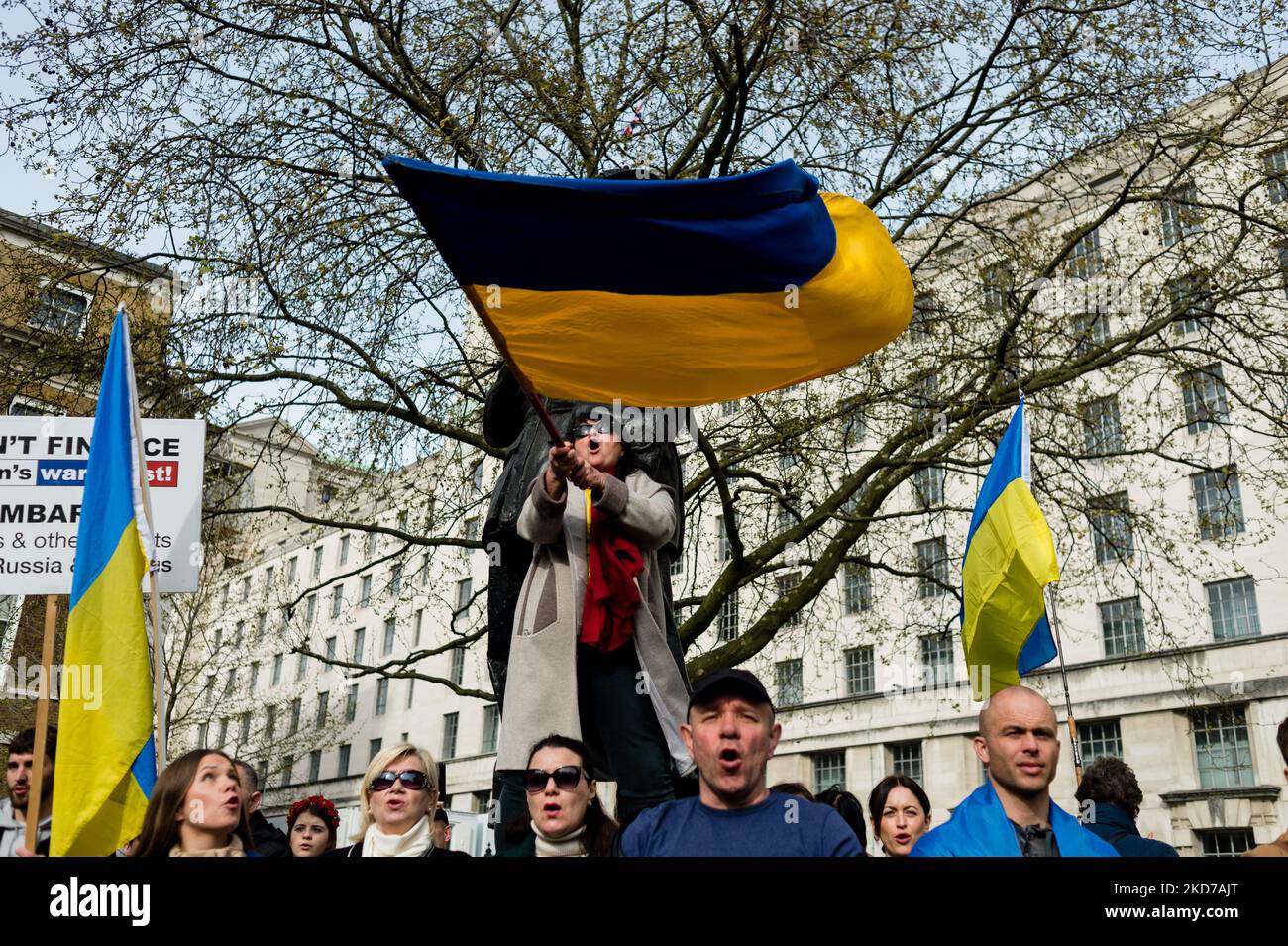 La gente tiene cartelli e sangue spruzzato fake-bebè a una protesta a sostegno dell'Ucraina al di fuori delle porte di Downing Street a Londra, in Gran Bretagna, 10 aprile 2022. (Foto di Maciek Musialek/NurPhoto) Foto Stock