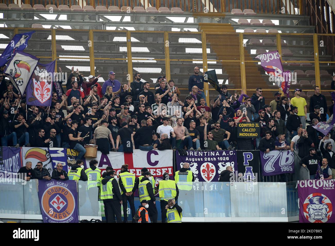 ACF Fiorentina tifosi durante la Serie Un incontro tra SSC Napoli e ACF  Fiorentina allo Stadio Diego Armando Maradona Napoli Italia il 10 aprile  2022. (Foto di Franco Romano/NurPhoto Foto stock - Alamy