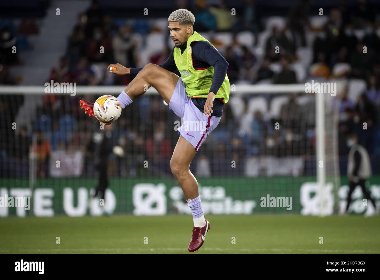 Il centrocampista del FC Barcelona Ronald Araujo prima della partita della Liga tra il Levante UD e il FC Barcelona allo stadio Ciutat de Valencia il 10 aprile 2022. (Foto di Jose Miguel Fernandez/NurPhoto) Foto Stock