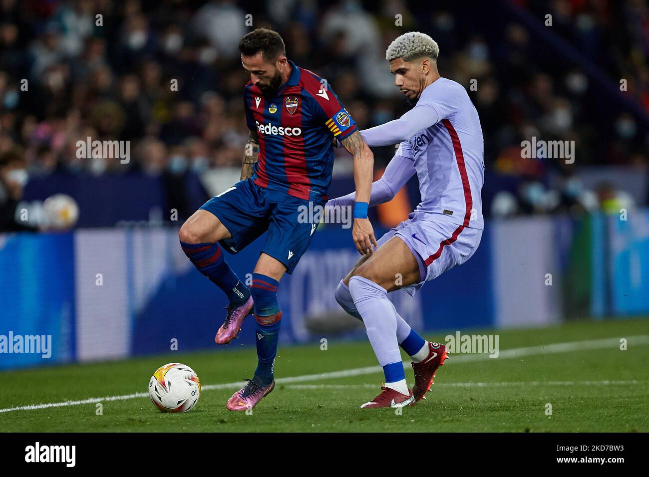 Jose Luis Morales (L) di Levante UD compete per la palla con Ronald Araujo del FC Barcelona durante la partita la Liga Santander tra Levante UD e FC Barcelona allo stadio Ciutat de Valencia, 10 aprile 2022, Valencia, Spagna. (Foto di David Aliaga/NurPhoto) Foto Stock