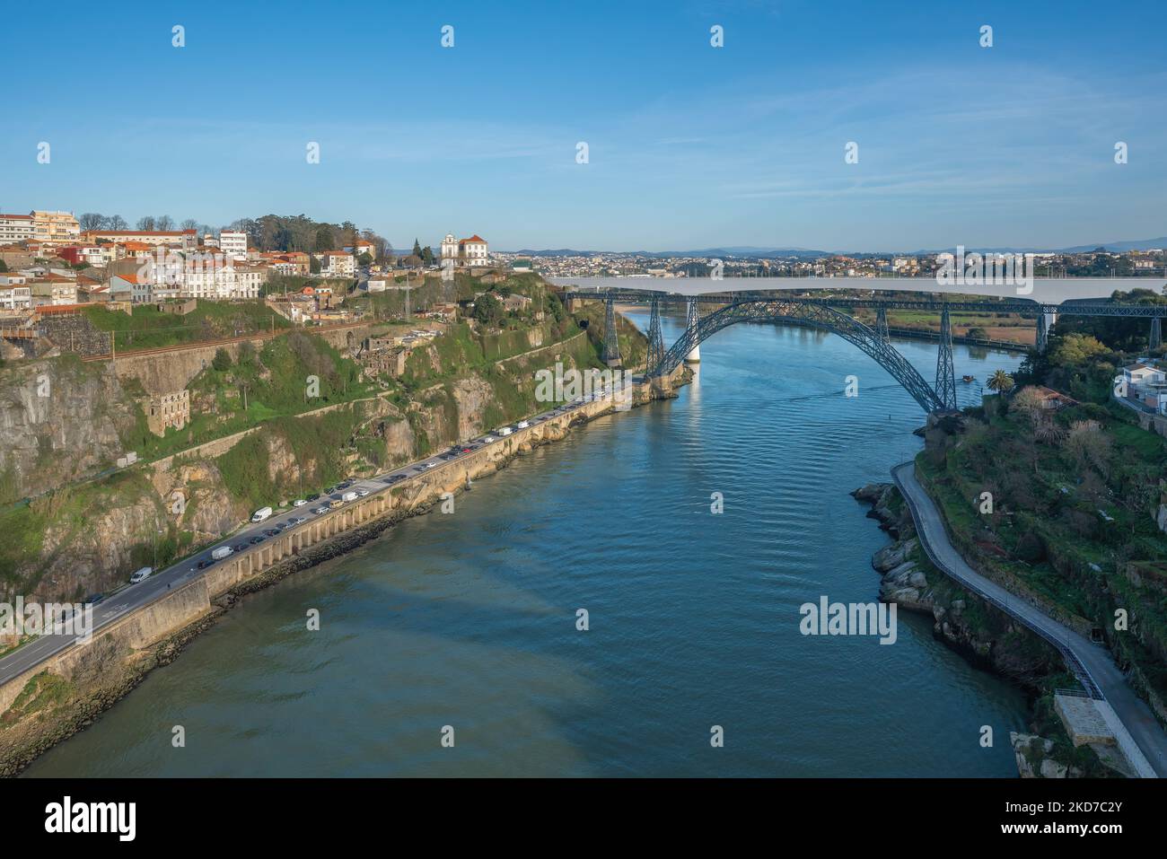 Fiume Douro con il ponte Maria Pia e il ponte Sao Joao - Porto, Portogallo Foto Stock