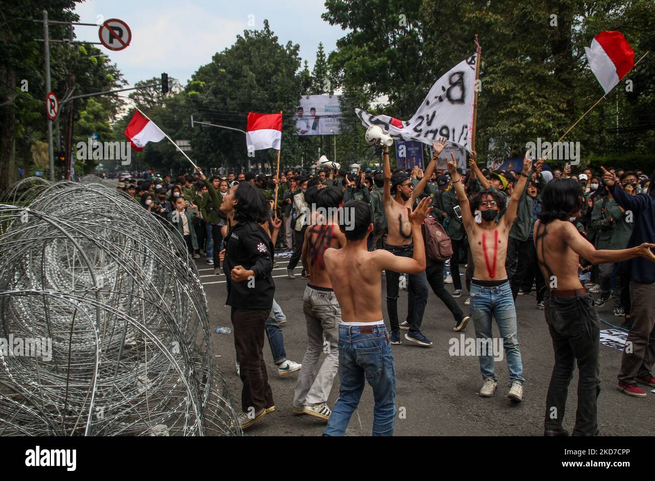 Gli studenti detengono bandiere indonesiane durante la protesta del 11 aprile 2022 a Gedung Sate, Bandung City, West Java. Hanno protestato contro gli alti prezzi di offerta, i ritardi nelle elezioni presidenziali e le proroghe del mandato del Presidente. (Foto di Algi Libri Sugita/NurPhoto) Foto Stock