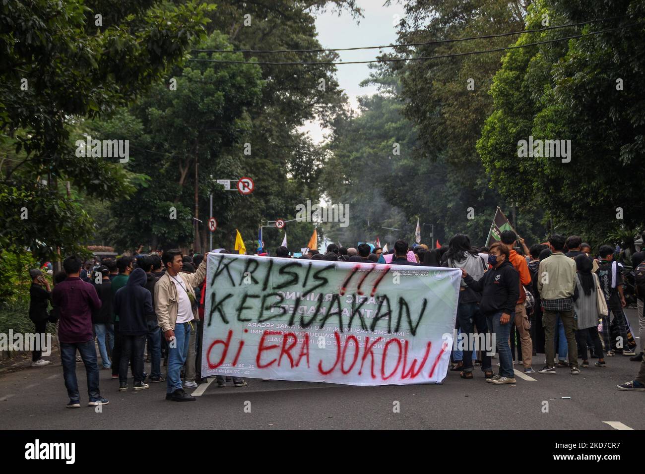 Gli studenti tengono cartelli e banner durante la protesta del 11 aprile 2022 a Gedung Sate, Bandung City, West Java. Hanno protestato contro gli alti prezzi di offerta, i ritardi nelle elezioni presidenziali e le proroghe del mandato del Presidente. (Foto di Algi Libri Sugita/NurPhoto) Foto Stock