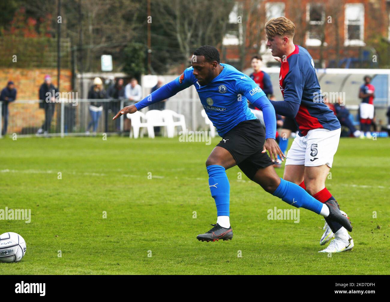 Anthony JEFFREY di Billericay Town prende il Tommy Block di Hampton e Richmond Borough durante la National League South tra Hampton e Richmond Borough FC contro Billericay Town al Cleo Saul Beveree Stadium di Hampton il 09th aprile 2022 (Photo by Action Foto Sport/NurPhoto) Foto Stock