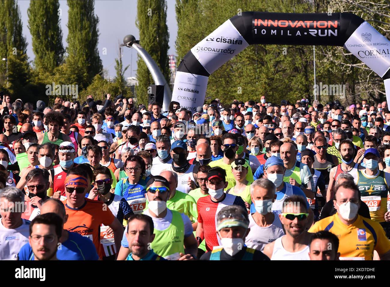 700 corridori all'inizio dell'Innovation Run presso il distretto Kilometro Rosso - innovazione di Stezzano, Italia, il 10 aprile 2022. (Foto di Michele Maraviglia/NurPhoto) Foto Stock