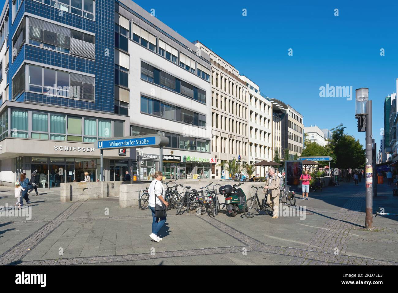 Scena di strada nella zona pedonale più antica di Berlino, Wilmersdorfer Strasse, una delle strade commerciali più popolari della città Foto Stock