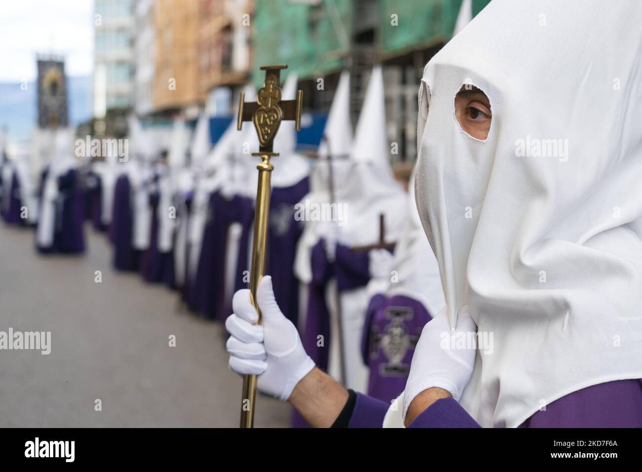 Membri della fraternità della Passione, durante la processione della Madonna dell'amarezza che si celebra il martedì Santo a Santander. (Foto di Joaquin Gomez Sastre/NurPhoto) Foto Stock