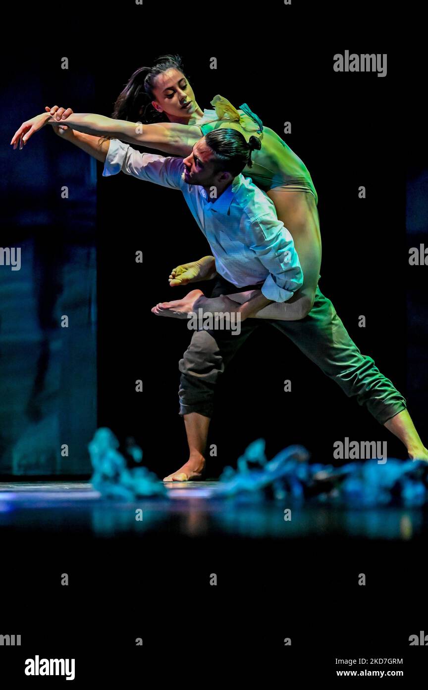 La troupe di danza Open di Daniel Ezralow durante il Theater Open - Daniel Ezralow il 12 aprile 2022 al Gran Teatro Geox di Padova (Photo by Alessio Marini/LiveMedia/NurPhoto) Foto Stock