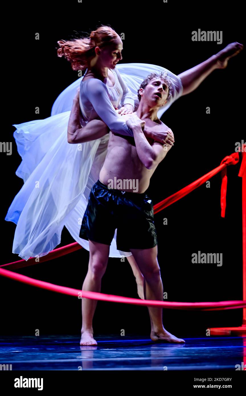 La troupe di danza Open di Daniel Ezralow durante il Theater Open - Daniel Ezralow il 12 aprile 2022 al Gran Teatro Geox di Padova (Photo by Alessio Marini/LiveMedia/NurPhoto) Foto Stock