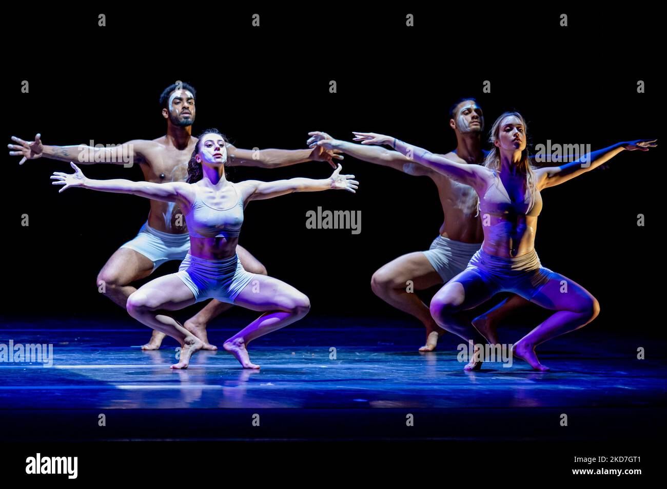 La troupe di danza Open di Daniel Ezralow durante il Theater Open - Daniel Ezralow il 12 aprile 2022 al Gran Teatro Geox di Padova (Photo by Alessio Marini/LiveMedia/NurPhoto) Foto Stock