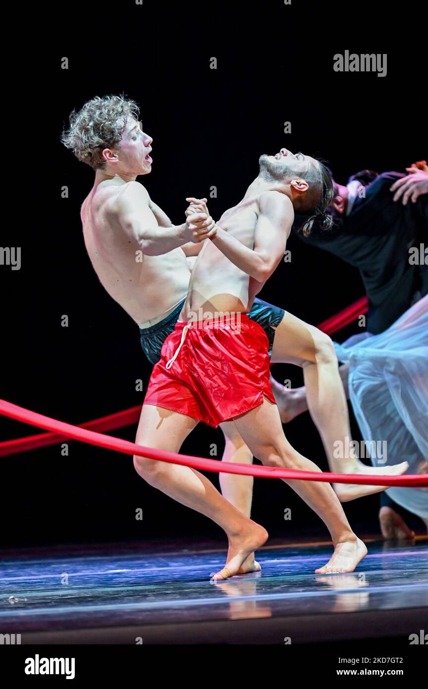 La troupe di danza Open di Daniel Ezralow durante il Theater Open - Daniel Ezralow il 12 aprile 2022 al Gran Teatro Geox di Padova (Photo by Alessio Marini/LiveMedia/NurPhoto) Foto Stock
