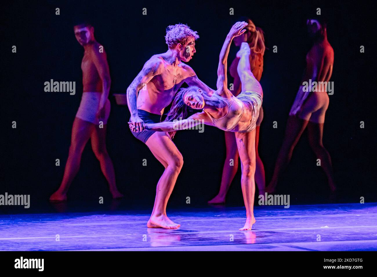 La troupe di danza Open di Daniel Ezralow durante il Theater Open - Daniel Ezralow il 12 aprile 2022 al Gran Teatro Geox di Padova (Photo by Alessio Marini/LiveMedia/NurPhoto) Foto Stock