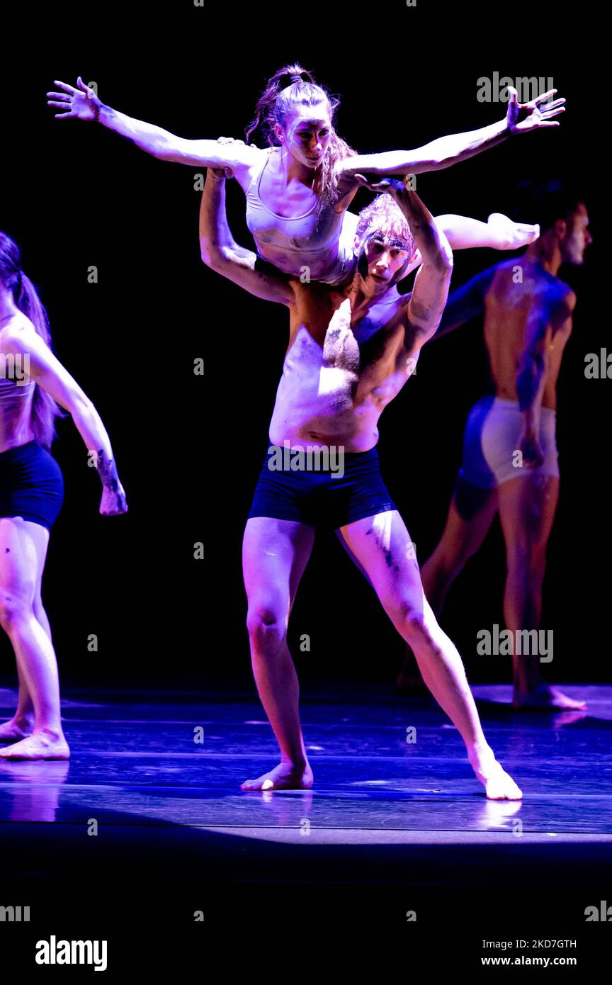 La troupe di danza Open di Daniel Ezralow durante il Theater Open - Daniel Ezralow il 12 aprile 2022 al Gran Teatro Geox di Padova (Photo by Alessio Marini/LiveMedia/NurPhoto) Foto Stock