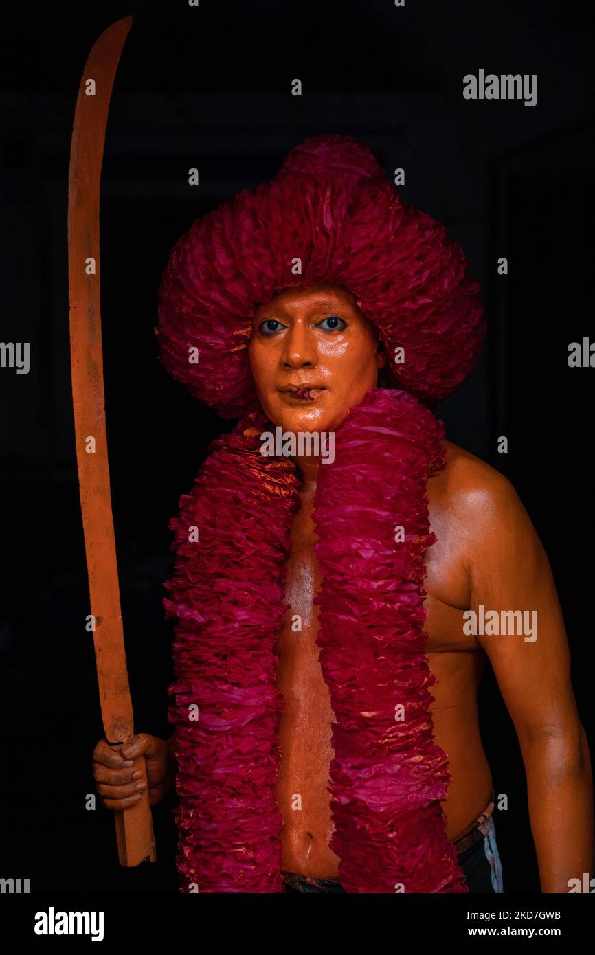 Un devoto indù si presenta per un ritratto durante il festival di Lal Kach a Munshiganj, Bangladesh, 13 aprile 2022. (Foto di Mushfiqul Alam/NurPhoto) Foto Stock