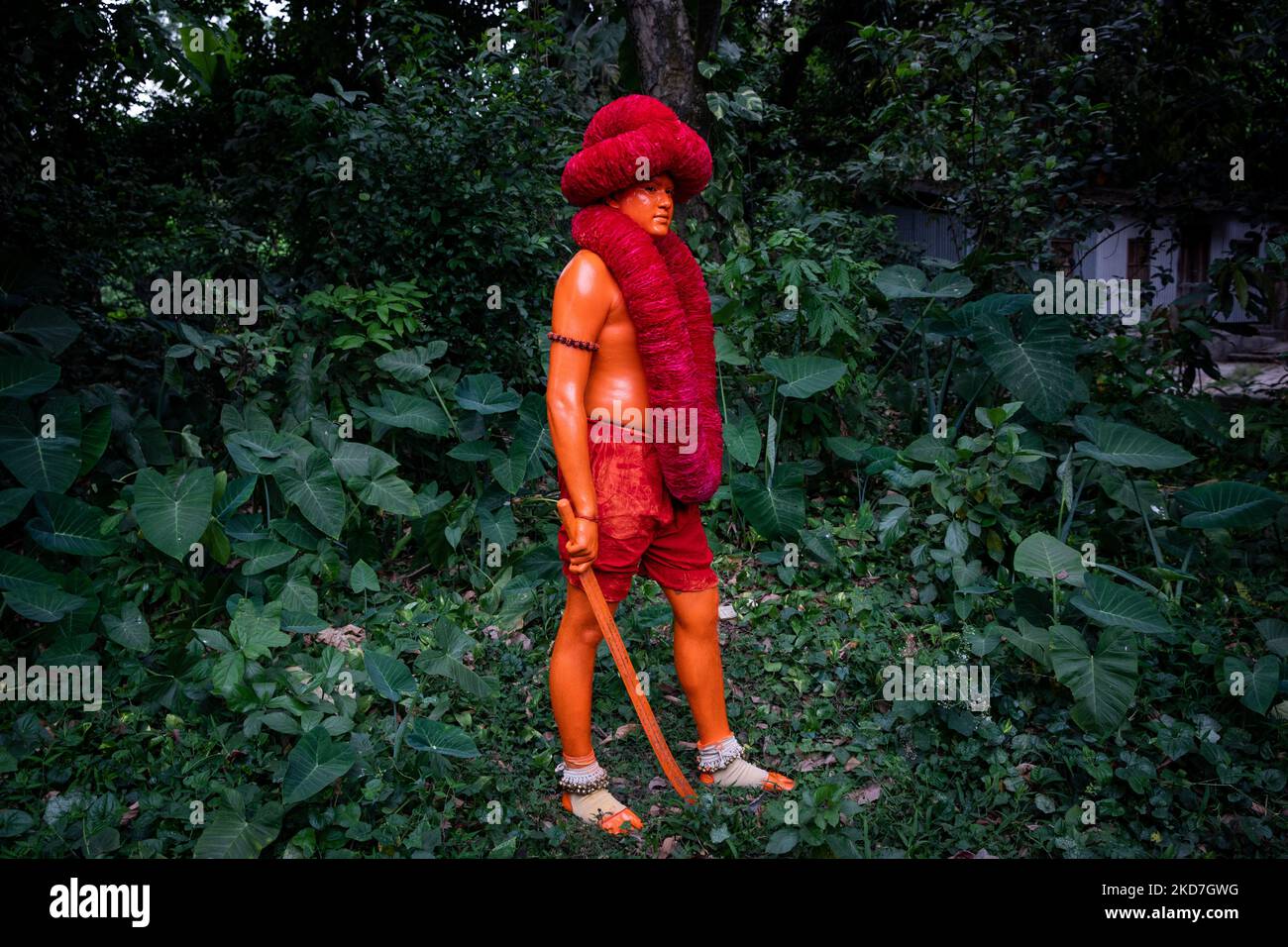 Un devoto indù si presenta per un ritratto durante il festival di Lal Kach a Munshiganj, Bangladesh, 13 aprile 2022. (Foto di Mushfiqul Alam/NurPhoto) Foto Stock