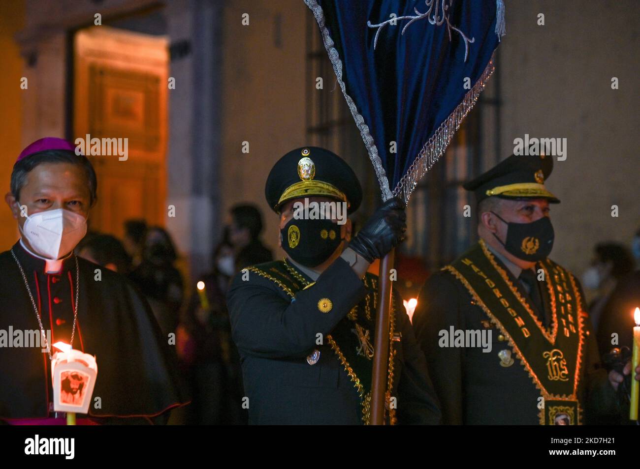 (L-R) Raúl Antonio Chau Quispe, Vescovo Ausiliare di Arequipa e Generale PNP Víctor Zanabria, capo del comando di Covid, durante la processione del Lunedì Santo ad Arequipa. Dopo due anni di assenza di processioni per le strade della cosiddetta "Roma del Perù" a causa della pandemia del Covid-19 e delle sue varianti, da questo lunedì Santo tutte le attività religiose tornano al Centro storico di Arequipa, con il passaggio dell'immagine sacra di Cristo della Misericordia, E in conformità con le regole e i protocolli di Covid-19. Lunedì 11 aprile 2022 ad Arequipa, Perù. (Foto di Artur Widak/NurPhoto) Foto Stock