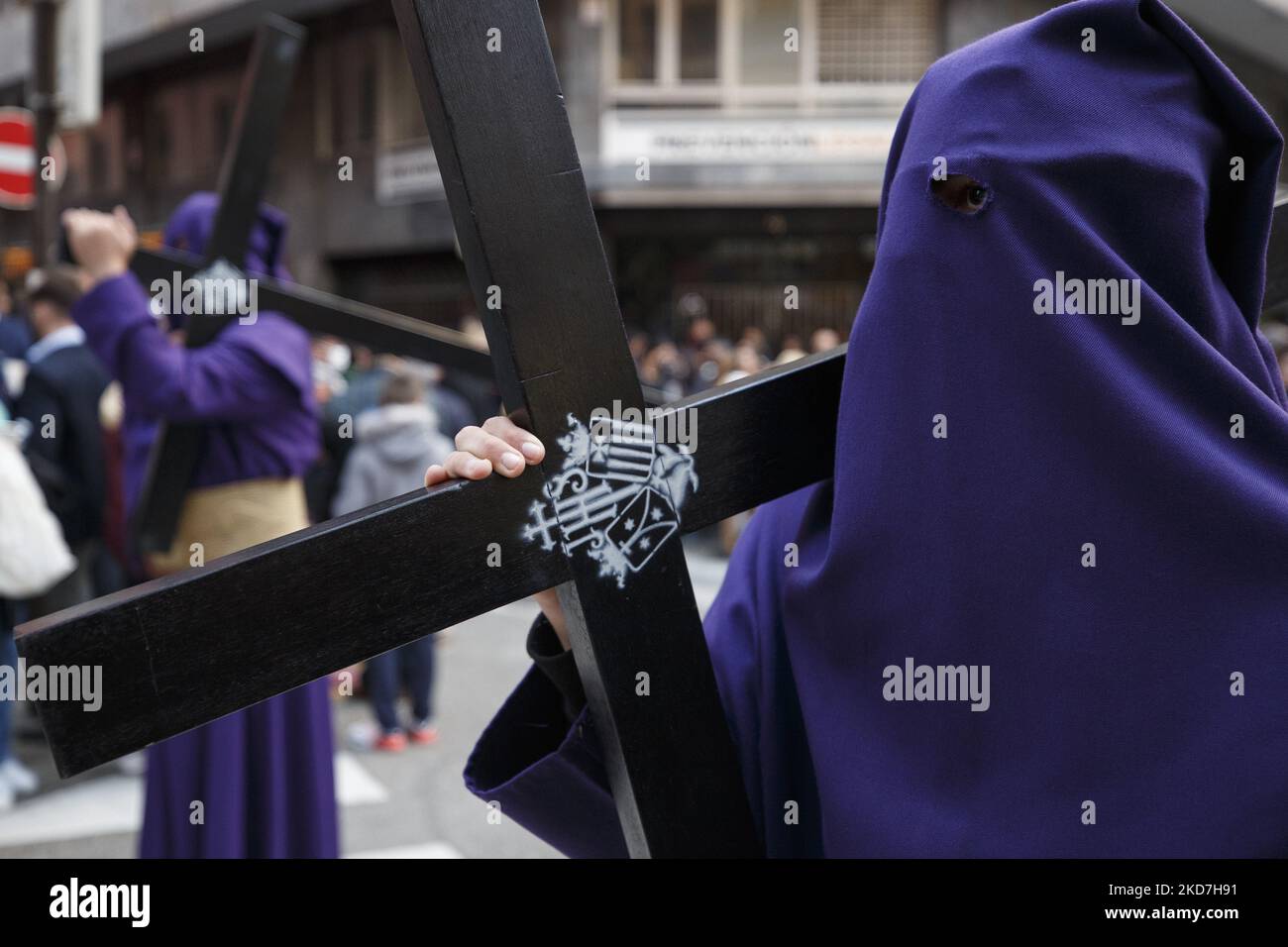 Un penitente della Confraternita di Gesù Nazareno porta una grande croce durante il Mercoledì Santo a Granada, in Spagna, il 13 aprile 2022. La settimana Santa torna in Spagna con le tradizionali processioni nelle strade dopo due anni di interruzione a causa della pandemia di coronavirus. (Foto di Ãlex CÃ¡mara/NurPhoto) Foto Stock