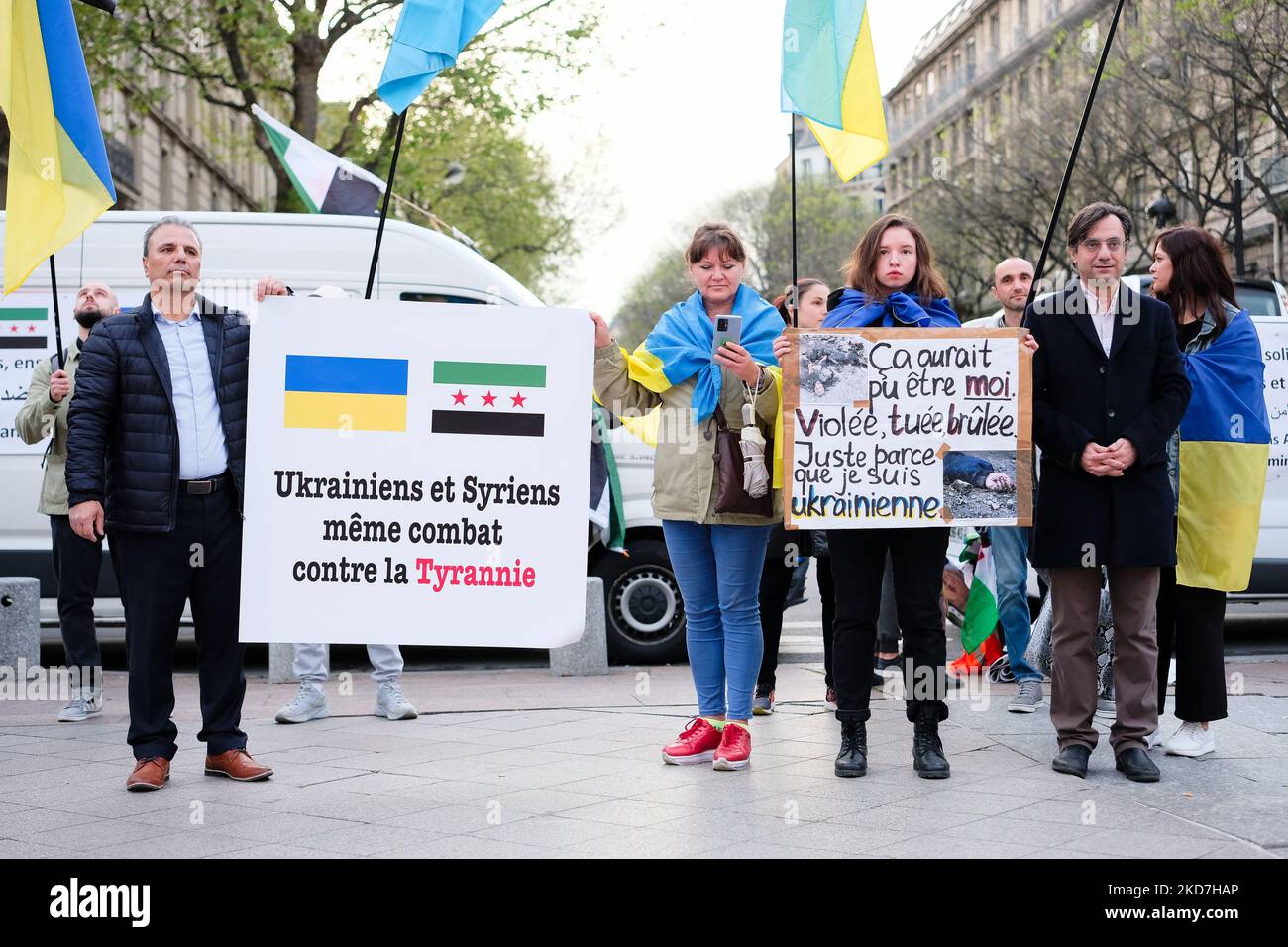 Membri di un convoglio siriano e ucraino per portare aiuto al popolo ucraino, a Parigi, in Francia, il 13 aprile 2022. (Foto di Vincent Koebel/NurPhoto) Foto Stock