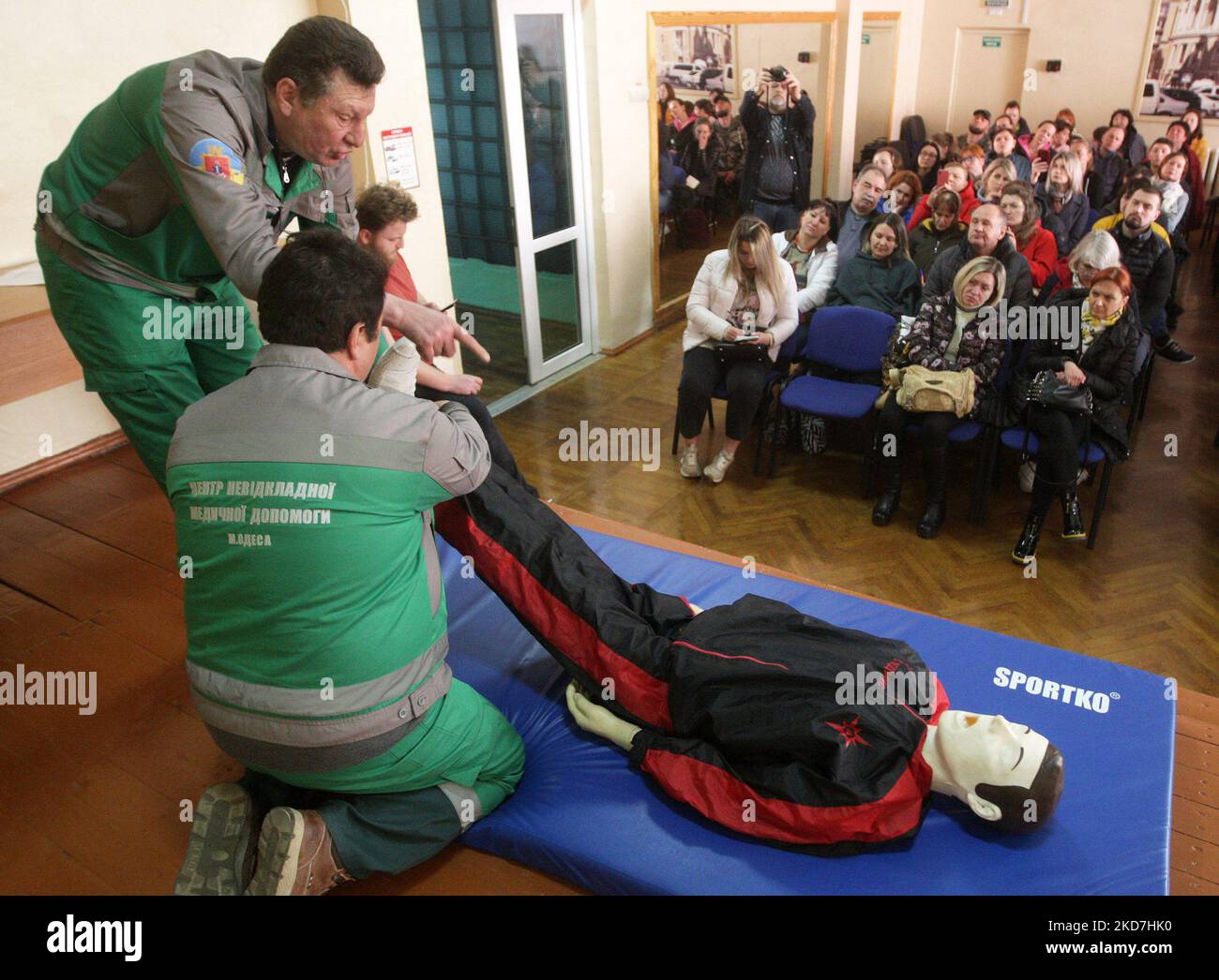 I lavoratori del Centro medico di emergenza di Odesa conducono per la formazione di pronto soccorso locale nell'arresto del sanguinamento, nella lotta contro le minacce chimiche, ustioni, fratture e azioni di rianimazione cardiopolmonare (CPR), in mezzo all'invasione russa in Ucraina, a Odesa, Ucraina 13 aprile 2022. (Foto di Str/NurPhoto) Foto Stock