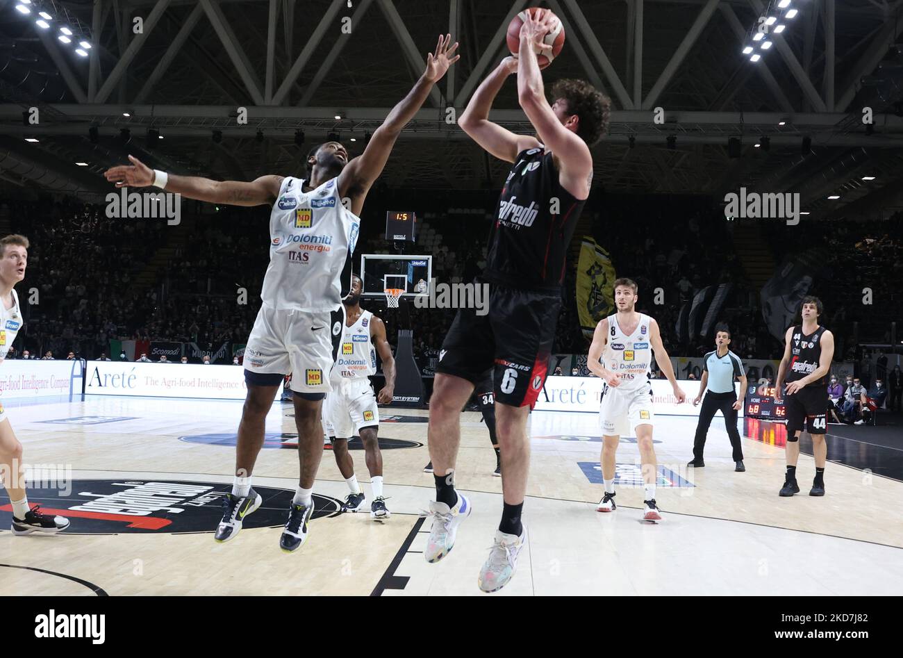 Alessandro Pajola (Segafredo Virtus Bologna) durante la serie A1 del campionato italiano di basket LBA, Segafredo Virtus Bologna Vs. Dolomiti energia Trento all'Arena Segafredo - Bologna, 13 aprile 2022 (Foto di Michele Nucci/LiveMedia/NurPhoto) Foto Stock