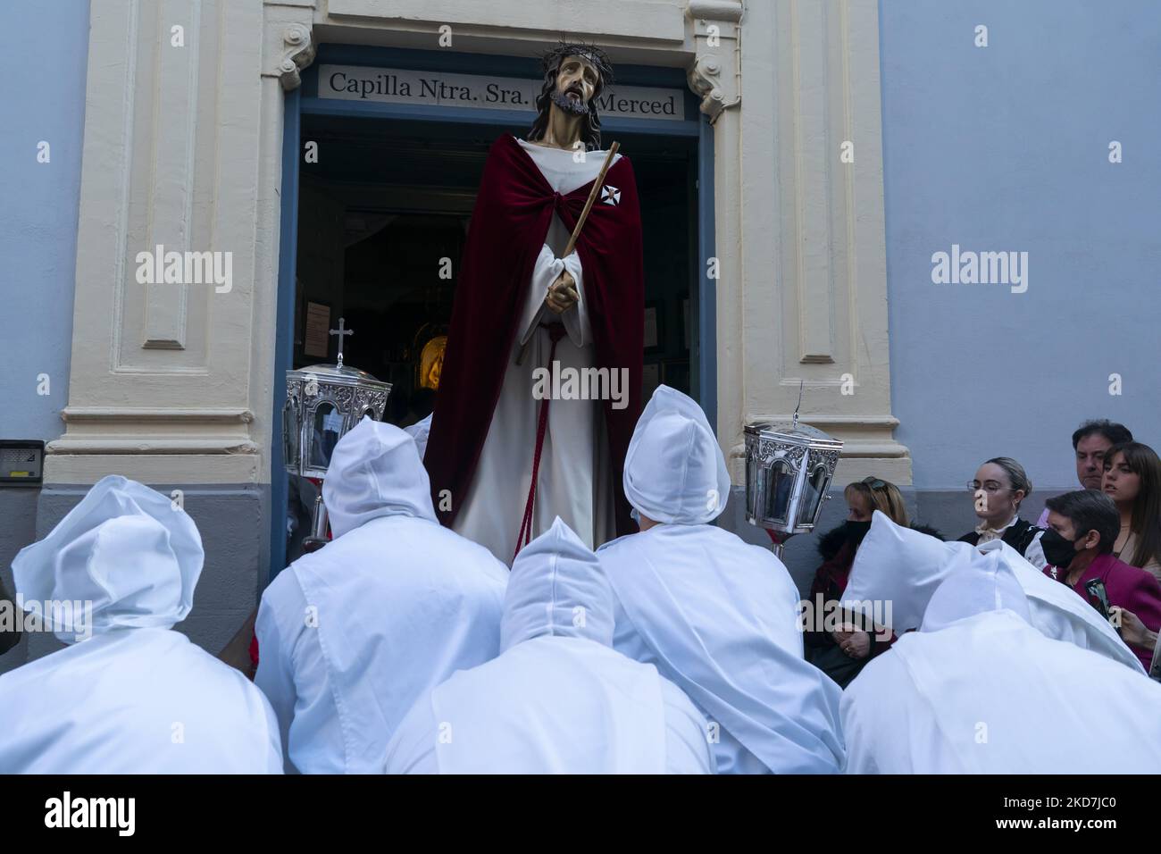 Momento in cui i fratelli della misericordia prendono il passo di Gesù el Nazzeno che partecipa alla Processione del perdono e del silenzio che attraversa le strade di Santander il mercoledì Santo. (Foto di Joaquin Gomez Sastre/NurPhoto) Foto Stock