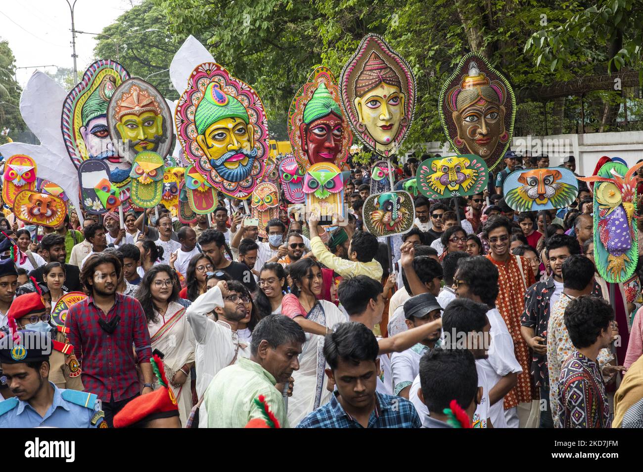 Con un abbigliamento colorato migliaia di persone e studenti della Facoltà di Belle Arti dell'Università di Dhaka partecipano al tradizionale Mongol Shobhajatra festoso con repliche a grandezza naturale portate fuori su Pohela Boishakh all'Università di Dhaka il 14 aprile 2022. (Foto di Ahmed Salahuddin/NurPhoto) Foto Stock