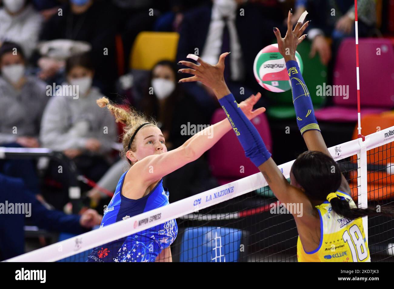 Celine Van Gestel (il Bisonte Firenze) durante il Volley Serie Italiana A1 Women Match Playoff - il Bisonte Firenze vs Prosecco Doc Imoco Volley Conegliano il 13 aprile 2022 alla pala Wanny di Firenze (Foto di Lisa Guglielmi/LiveMedia/NurPhoto) Foto Stock