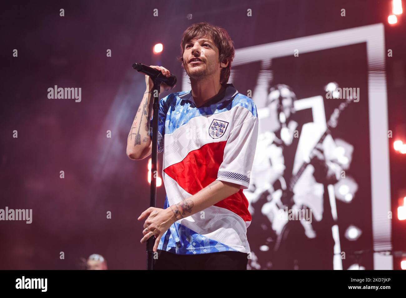 Louis Tomlinson suona dal vivo al Mediolanum Assago Forum il 10 aprile 2022 a Milano (Foto di Alessandro Bremec/NurPhoto) Foto Stock