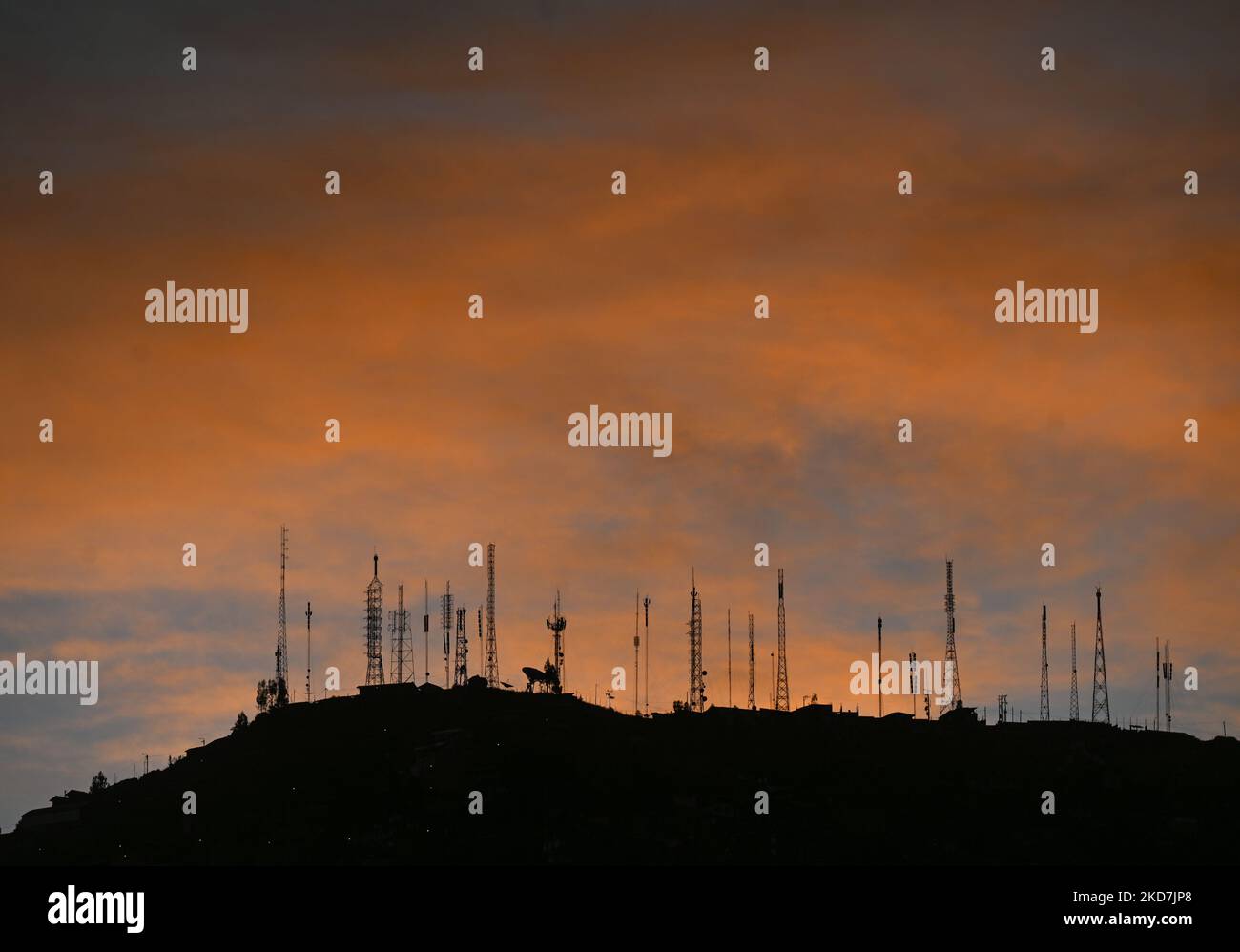 Sagome di antenne radio e televisive visibili su una collina che domina il centro di Cusco. Mercoledì 13 aprile 2022 a Cusco, Perù. (Foto di Artur Widak/NurPhoto) Foto Stock