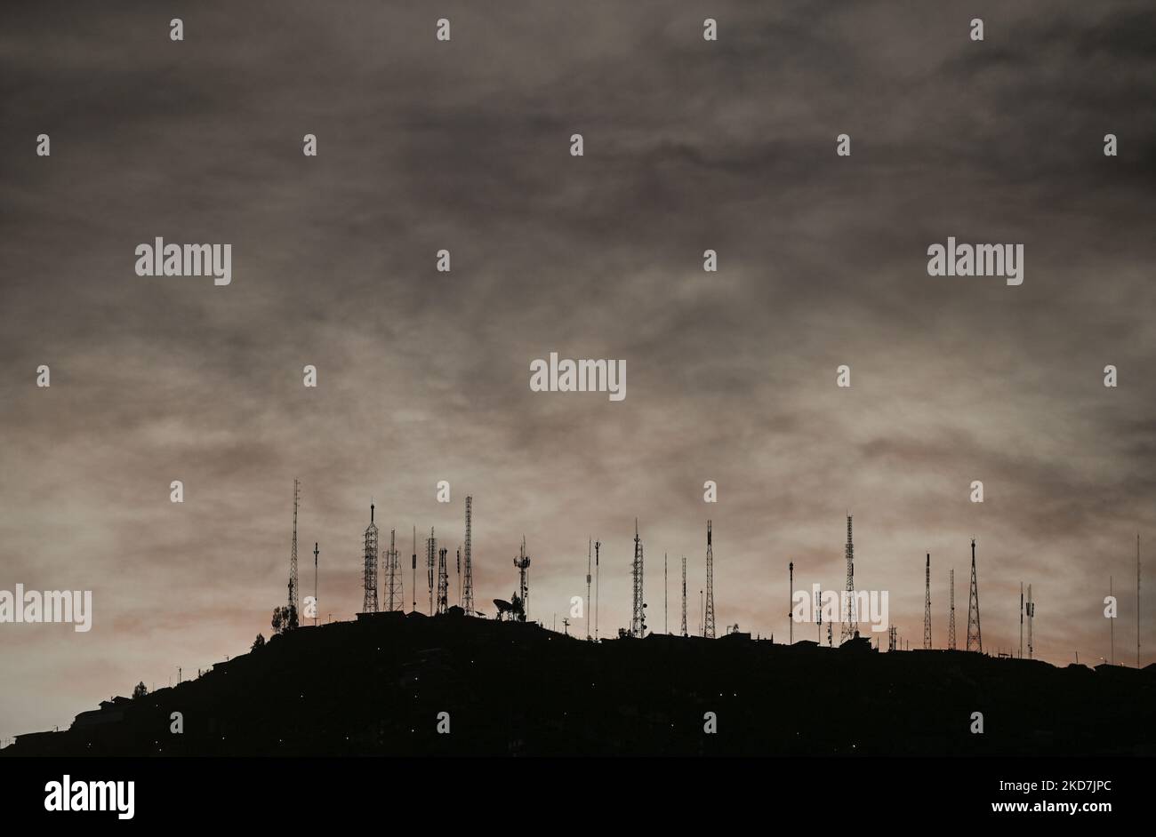 Sagome di antenne radio e televisive visibili su una collina che domina il centro di Cusco. Mercoledì 13 aprile 2022 a Cusco, Perù. (Foto di Artur Widak/NurPhoto) Foto Stock