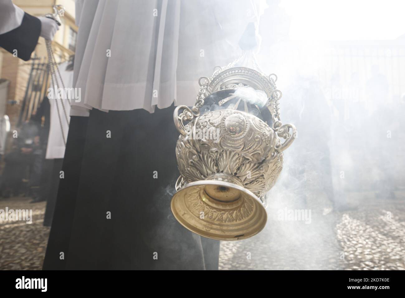 Un'incensoria oscillazione durante il Giovedi Maudy a Granada, Spagna, il 14 aprile 2022. La settimana Santa torna in Spagna con le tradizionali processioni nelle strade dopo due anni di interruzione a causa della pandemia di coronavirus. (Foto di Ãlex CÃ¡mara/NurPhoto) Foto Stock