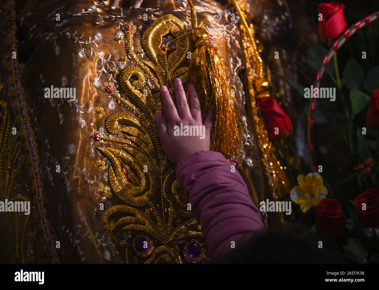 Un adoratore tocca la statua di Gesù all'interno della Chiesa del Trionfo, Cattedrale di Cusco. Tutte le chiese di Cusco sono aperte al pubblico senza biglietti d'ingresso il Giovedi Maudy. La tradizione vuole che una persona che visita sette chiese, il suo desiderio sarà concesso. Giovedì 14 aprile 2022 a Cusco, Perù. (Foto di Artur Widak/NurPhoto) Foto Stock