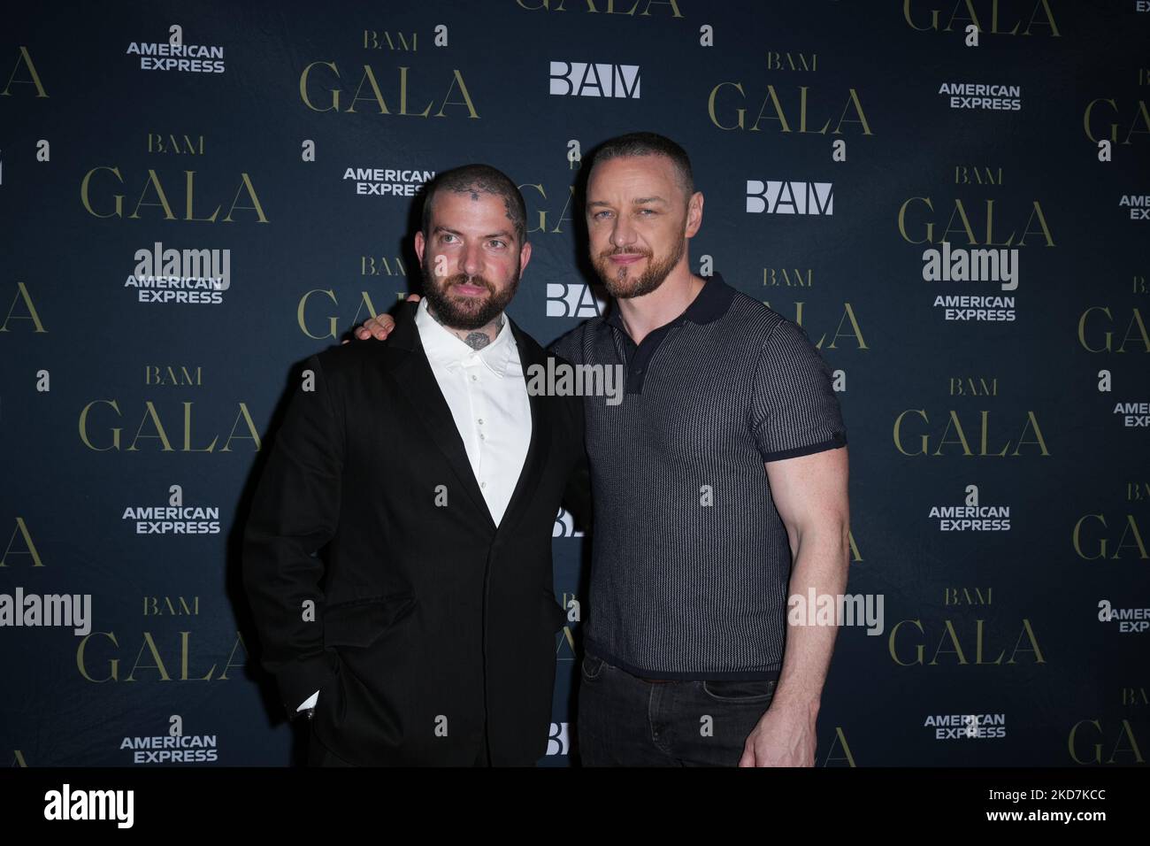 Il regista Jamie Lloyd e James McAvoy posano al BAM Gala 2022 per celebrare la serata di apertura di “Cyrano de Bergerac” al BAM Harvey Theater il 14 aprile 2022 a New York City. (Foto di John Nacion/NurPhoto) Foto Stock