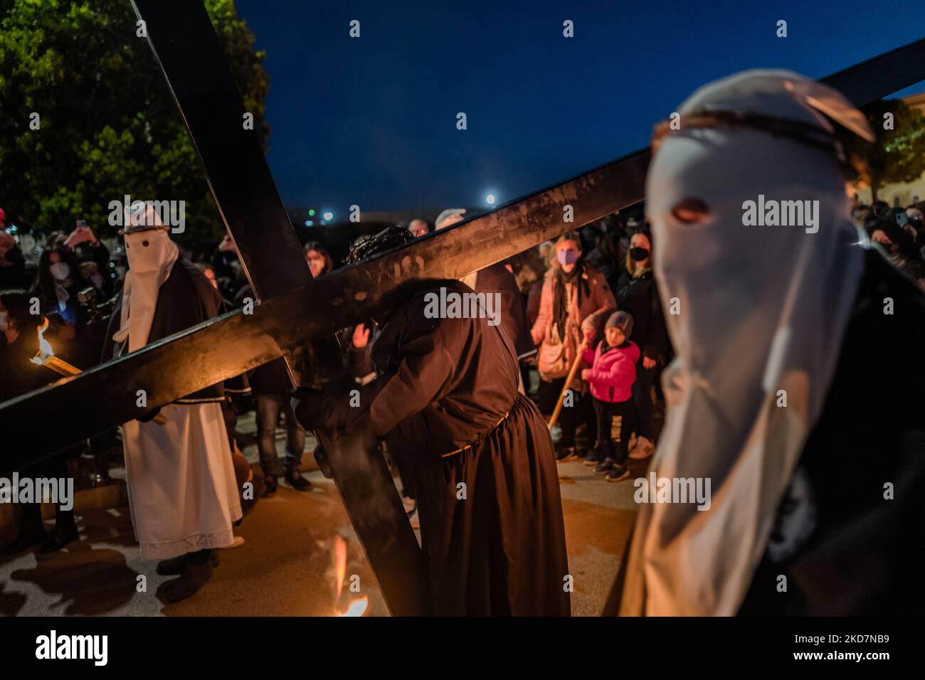 Il primo crocifisso in processione con una croce pesante sulle spalle a  Noicattaro il 14 aprile 2022. A Noicattaro, la sera del Giovedì Santo, si  svolge uno dei più antichi riti della