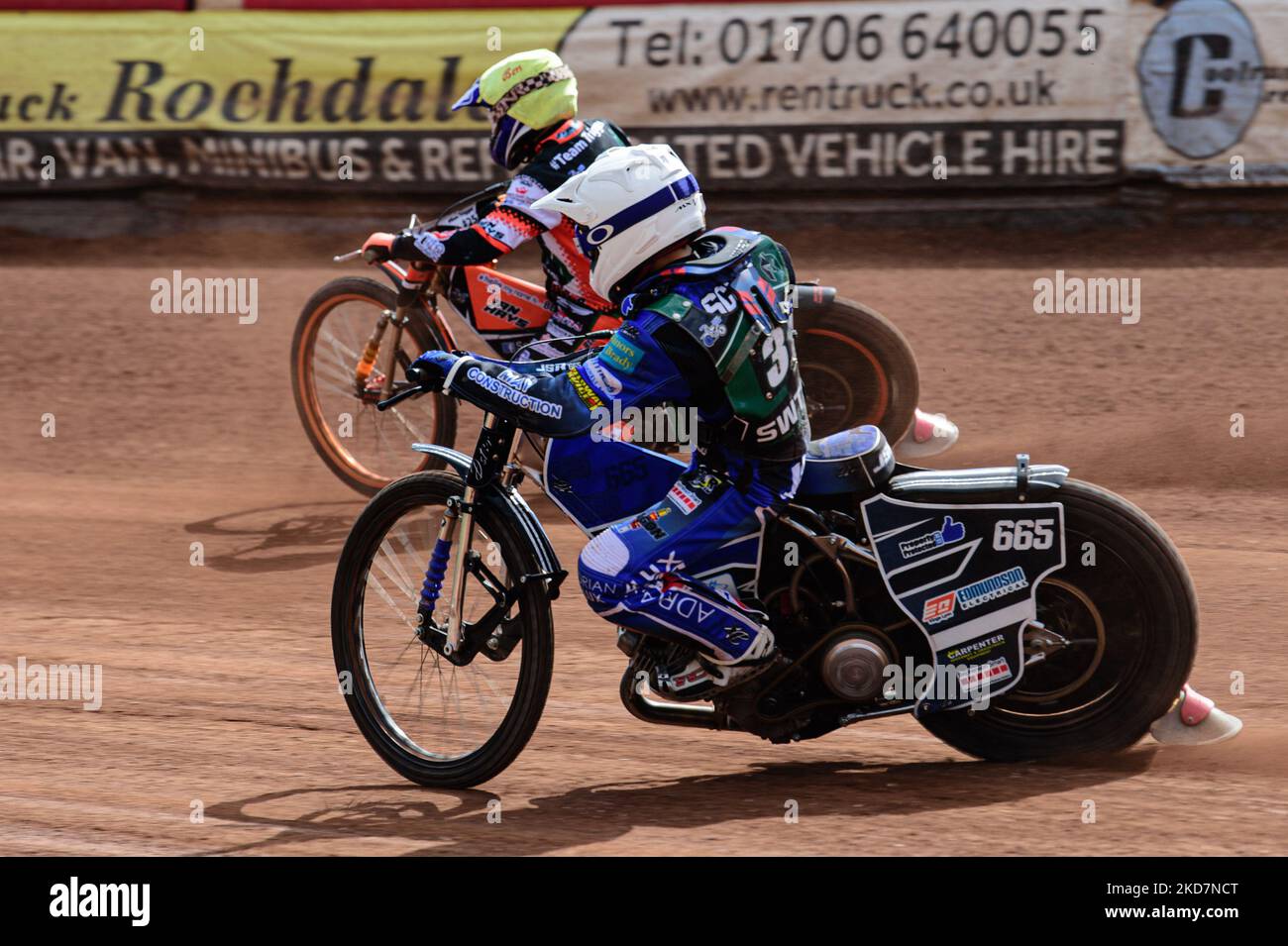 Jody Scott (White) insegue il compagno di squadra ben Trigger (Yellow) durante la partita della National Development League tra Belle Vue Colts e Plymouth Centurions al National Speedway Stadium di Manchester venerdì 15th aprile 2022. (Foto di Ian Charles/MI News/NurPhoto) Foto Stock