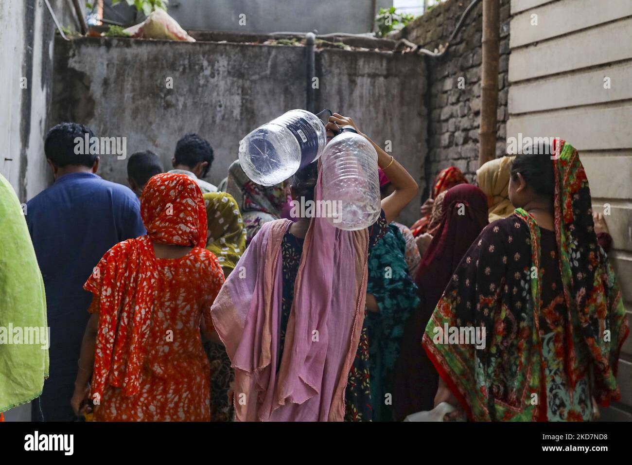 La gente raccoglie l'acqua potabile da un tempio buddista prima di iftar durante il Ramadan a Dacca, Bangladesh il 15 aprile 2022. Durante l'estate, la popolazione urbana del Bangladesh aveva dovuto affrontare una crisi di acqua potabile pura. (Foto di Kazi Salahuddin Razu/NurPhoto) Foto Stock