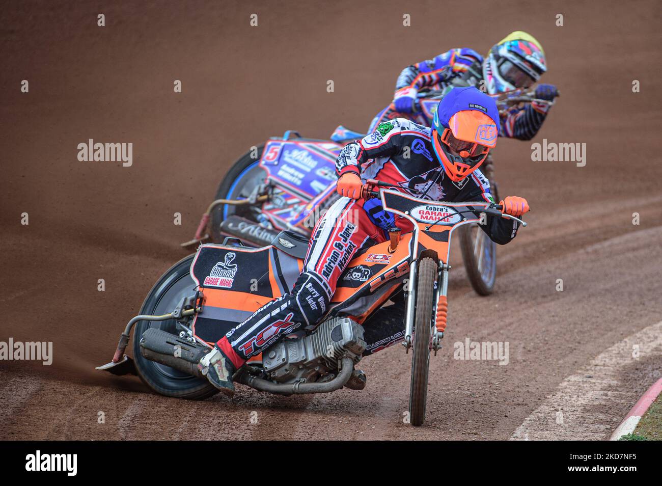 Connor Coles (Blue) guida Henry Atkins (Yellow) durante la partita della National Development League tra Belle Vue Colts e Plymouth Centurions al National Speedway Stadium di Manchester venerdì 15th aprile 2022. (Foto di Ian Charles/MI News/NurPhoto) Foto Stock