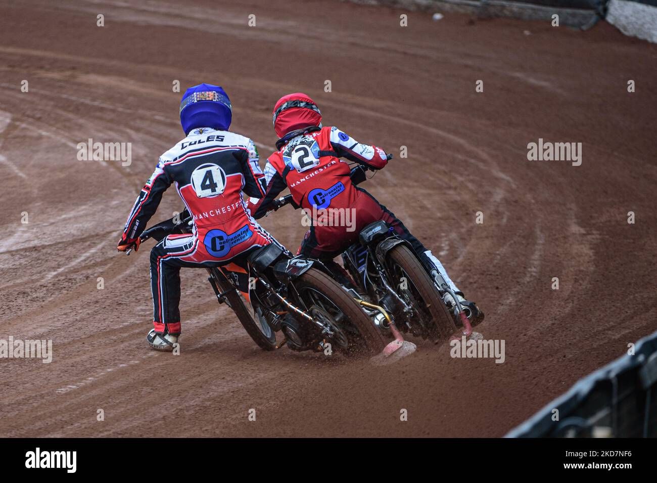 Sam McGurk (Red) supera il suo compagno di squadra Connor Coles (Blue) durante la partita della National Development League tra Belle Vue Colts e Plymouth Centurions al National Speedway Stadium di Manchester venerdì 15th aprile 2022. (Foto di Ian Charles/MI News/NurPhoto) Foto Stock