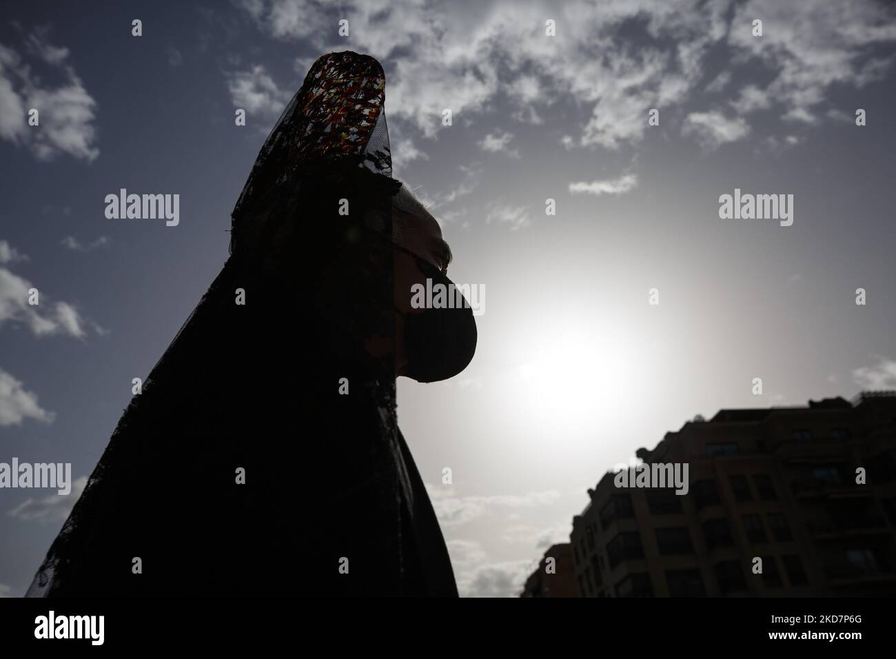 Penitente della Confraternita degli Escolapios vestito di nero durante il Venerdì Santo a Granada, Spagna, il 15 aprile 2022. La settimana Santa torna in Spagna con le tradizionali processioni nelle strade dopo due anni di interruzione a causa della pandemia di coronavirus. (Foto di Ãlex CÃ¡mara/NurPhoto) Foto Stock