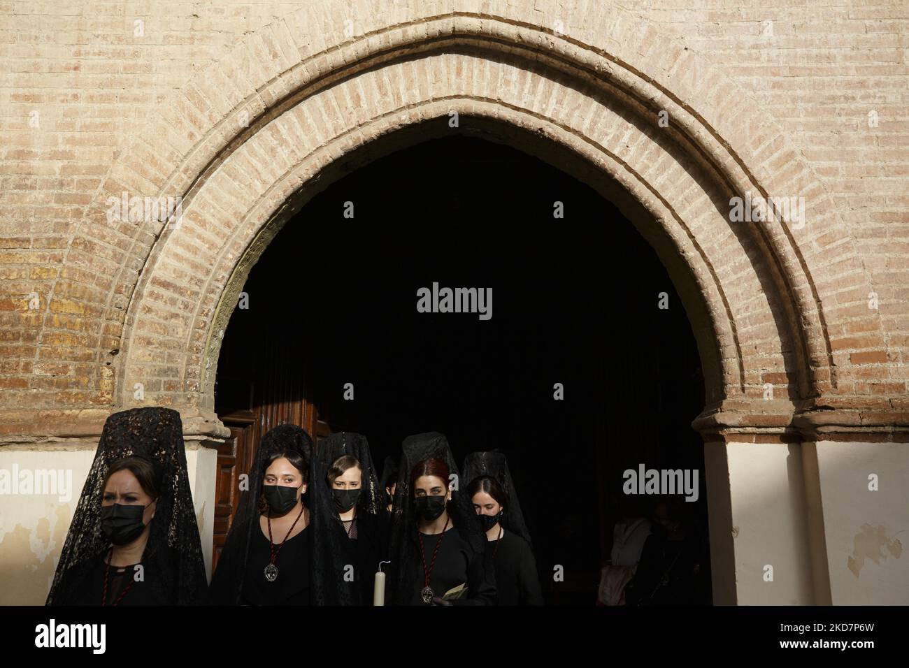 Penitenti vestiti di nero dal Santissimo Cristo de los Favores durante il Venerdì Santo a Granada, Spagna, il 15 aprile 2022. La settimana Santa torna in Spagna con le tradizionali processioni nelle strade dopo due anni di interruzione a causa della pandemia di coronavirus. (Foto di Ãlex CÃ¡mara/NurPhoto) Foto Stock