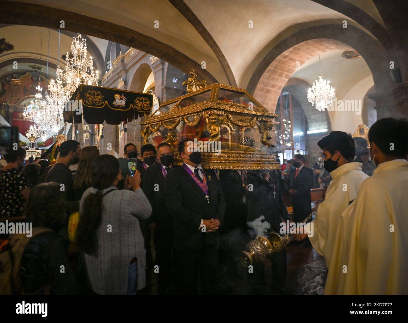 I devoti portano il Santo Sepolcro (una statua a grandezza naturale del corpo crocifisso di Gesù in una caffetteria di vetro) attraverso la basilica durante le celebrazioni del Venerdì Santo nella Basilica di la Merced a Cusco. La processione ufficiale a Plaza De Armas a Cusco è stata annullata a causa della pandemia del Covid-19. Venerdì 15 aprile 2022 a Cusco, Perù. (Foto di Artur Widak/NurPhoto) Foto Stock