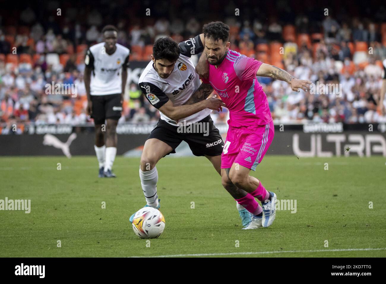 Gonzalo Guedes di Valencia CF (L) e Ruben Garcia di c.a. Osasuna durante la partita della Liga tra Valencia CF e CA Osasuna allo stadio Mestalla il 16 aprile 2022. (Foto di Jose Miguel Fernandez/NurPhoto) Foto Stock